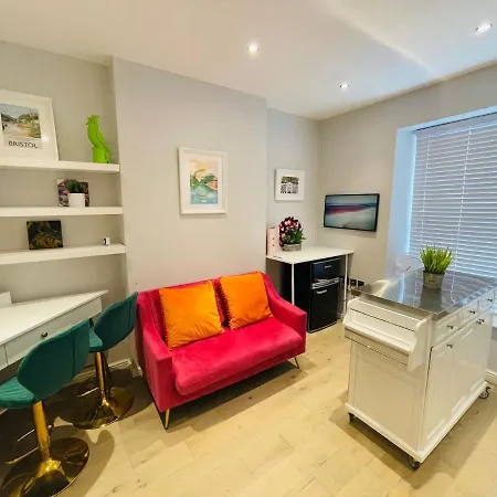 - Harbourside Apartment Bristol