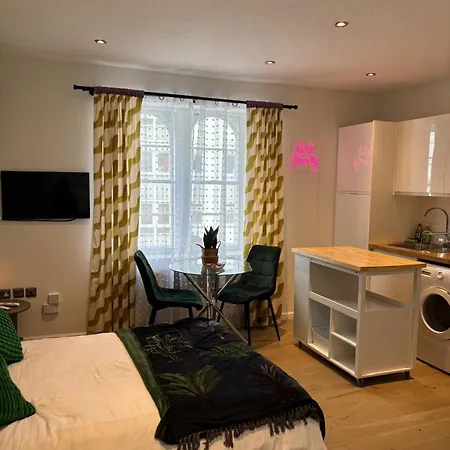 - Harbourside Apartment *