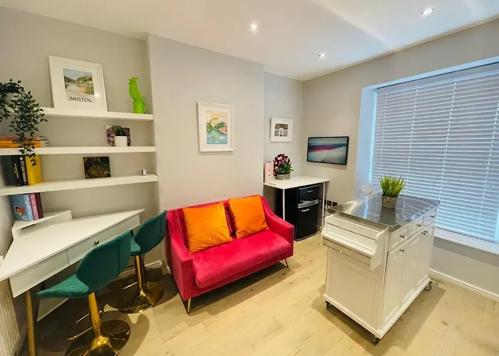 - Harbourside Apartment Bristol
